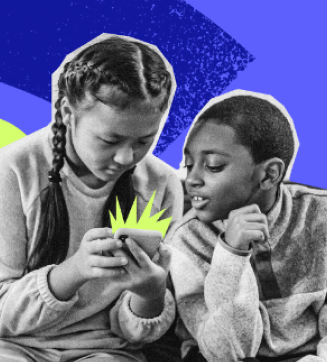 Imagem em preto e branco de duas crianças utilizando um celular
